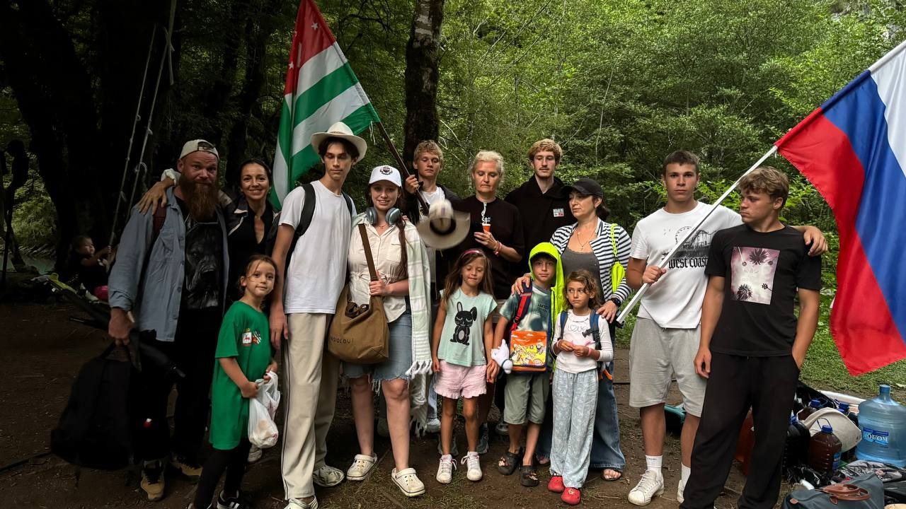 Общее фото участников на природе